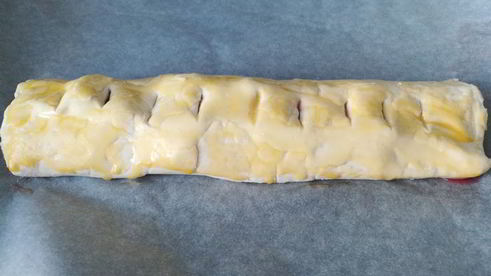 сладкий рулет из слоеного теста