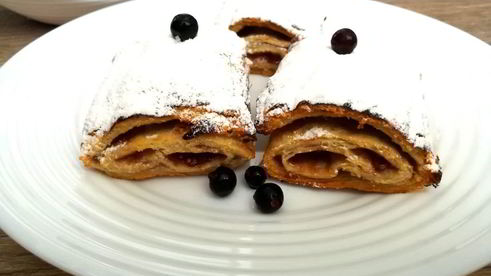 сладкий рулет из слоеного теста