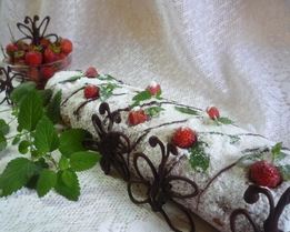 Сливочный рулет с клубникой