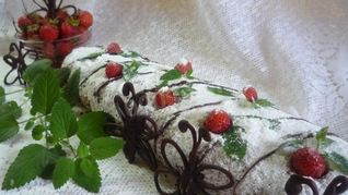 Сливочный рулет с клубникой
