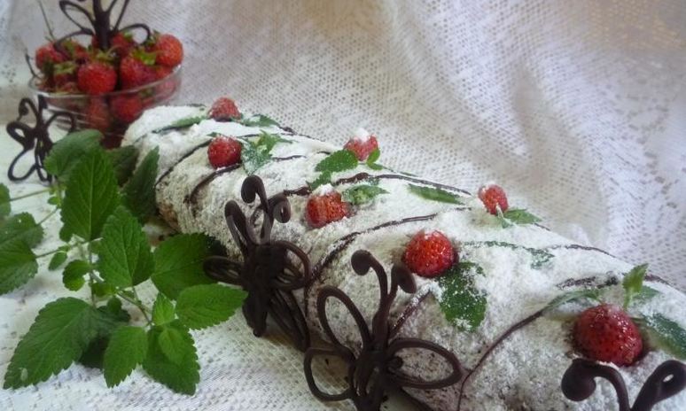 Рецепт сливочного рулета с клубникой