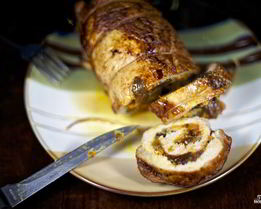 Свиной рулет с морковью и черносливом