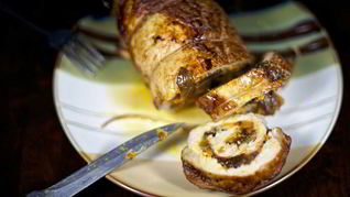 Свиной рулет с морковью и черносливом