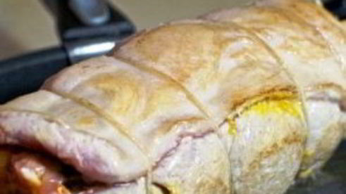 свиной рулет с морковью и черносливом