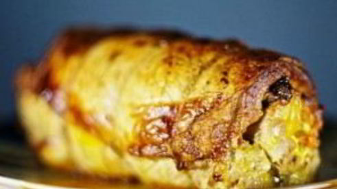 свиной рулет с морковью и черносливом