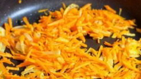 свиной рулет с морковью и черносливом