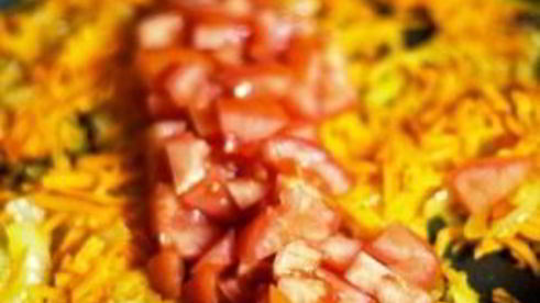 свиной рулет с морковью и черносливом