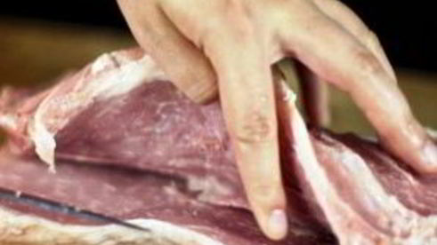 свиной рулет с морковью и черносливом