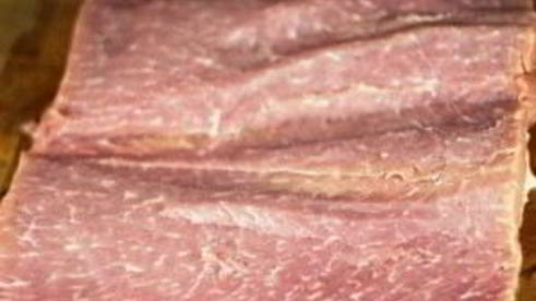 свиной рулет с морковью и черносливом