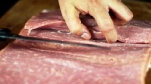 свиной рулет с морковью и черносливом