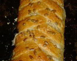 Яблочный рулет из готового слоеного теста с творогом