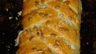 Яблочный рулет из готового слоеного теста с творогом