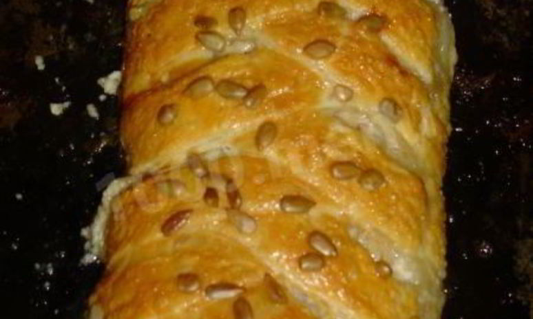 Рецепт яблочного рулета из готового слоеного теста с творогом