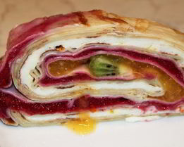 Яркий фруктово-блинный рулет с рикоттой Нежность