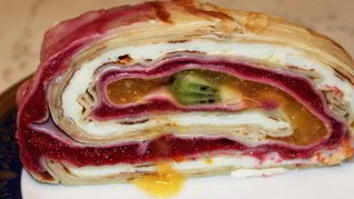 Яркий фруктово-блинный рулет с рикоттой Нежность