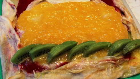 яркий фруктово-блинный рулет с рикоттой нежность