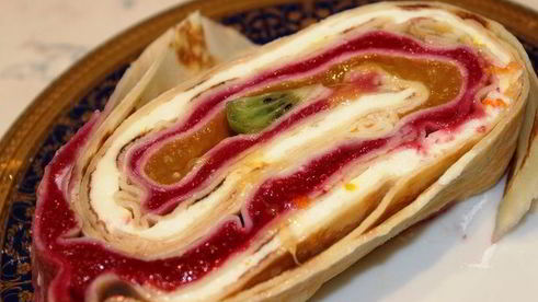 яркий фруктово-блинный рулет с рикоттой нежность