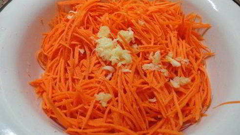 закусочные рулетики из моркови с капустой