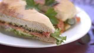 Быстрые сэндвичи с лососем, овощами и рикоттой