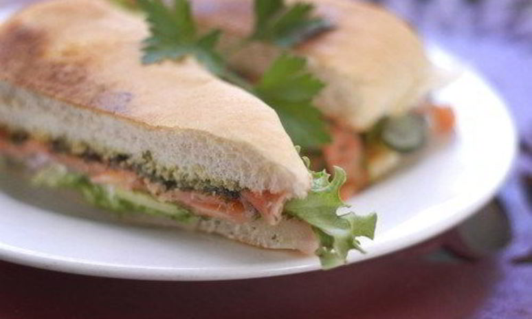 Рецепт быстрых сэндвичей с лососем, овощами и рикоттой