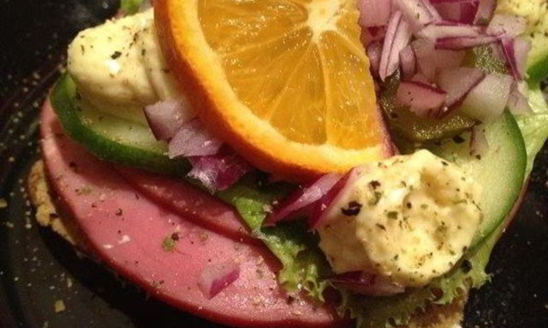 Рецепт датского открытого сэндвича с паштетом и салями