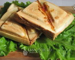 Горячие сэндвичи с колбасой, сыром и помидорами