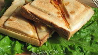 Горячие сэндвичи с колбасой, сыром и помидорами