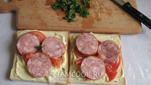 горячие сэндвичи с колбасой, сыром и помидорами