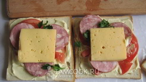 горячие сэндвичи с колбасой, сыром и помидорами