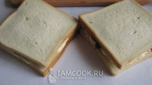 горячие сэндвичи с колбасой, сыром и помидорами