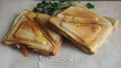 горячие сэндвичи с колбасой, сыром и помидорами