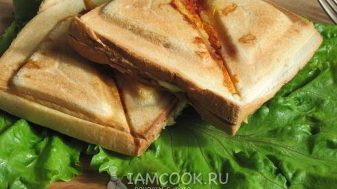 горячие сэндвичи с колбасой, сыром и помидорами