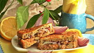 Горячий сэндвич с лососем