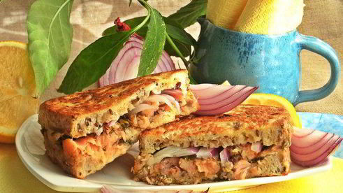 горячий сэндвич с лососем