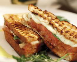 Поджаренный сэндвич с моцареллой и помидорами