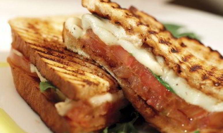 Рецепт поджаренного сэндвича с моцареллой и помидорами