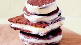 Шоколадные сэндвичи с начинкой из мороженого