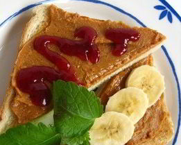 Сладкие сэндвичи с арахисом, клубникой и бананом