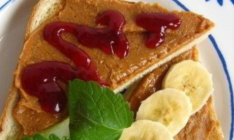 Рецепт сладких сэндвичей с арахисом, клубникой и бананом