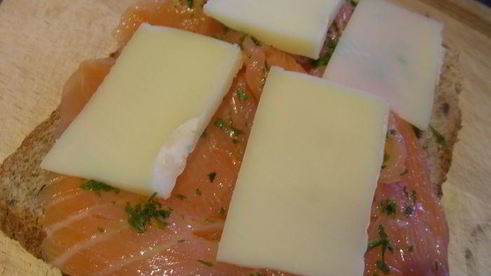 сэндвич-гриль с копченым лососем и сыром