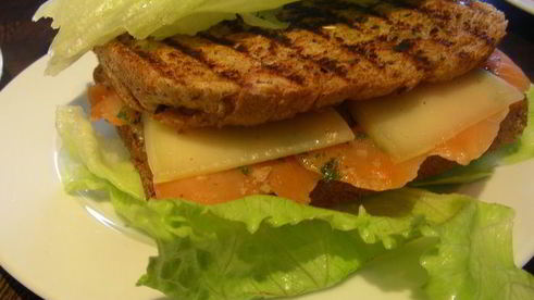 сэндвич-гриль с копченым лососем и сыром