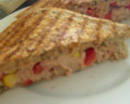 Сэндвич-гриль с тунцом, кукурузой и сладким перцем