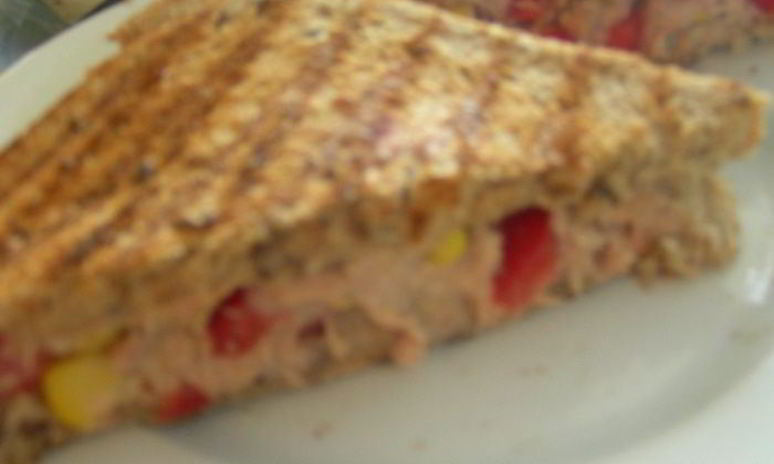 Рецепт сэндвича-гриля с тунцом, кукурузой и сладким перцем