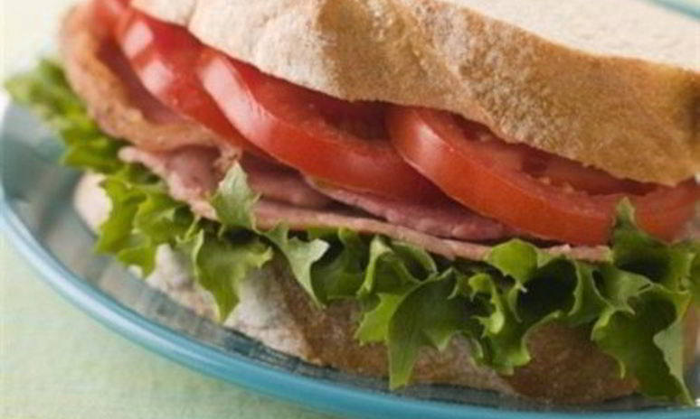 Рецепт сэндвича по-американски с беконом, томатами и салатом