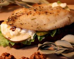 Сэндвич Прованс с рыбой и грушей