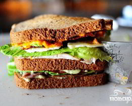 Сэндвич с беконом, ветчиной и индейкой