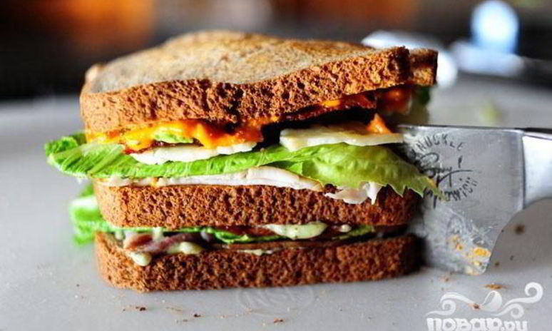 Рецепт сэндвича с беконом, ветчиной и индейкой