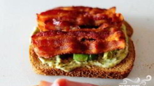 сэндвич с беконом, ветчиной и индейкой