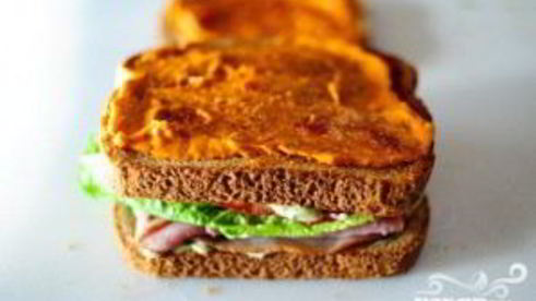 сэндвич с беконом, ветчиной и индейкой