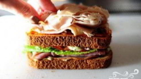 сэндвич с беконом, ветчиной и индейкой